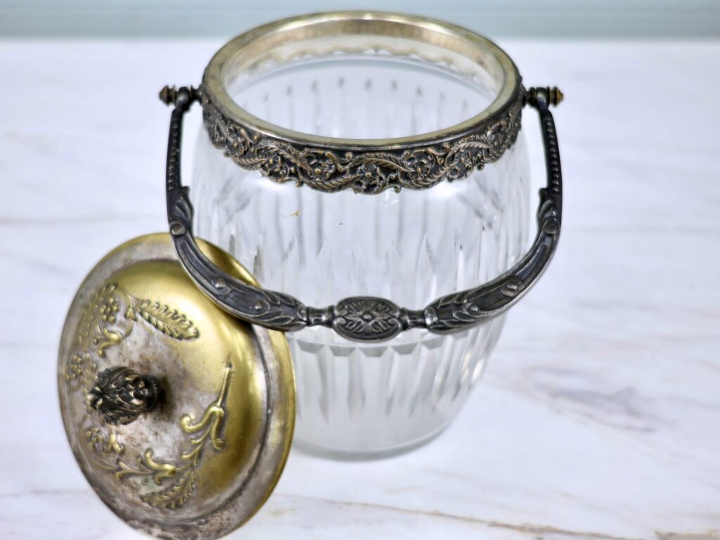 Антикварна бісквітниця