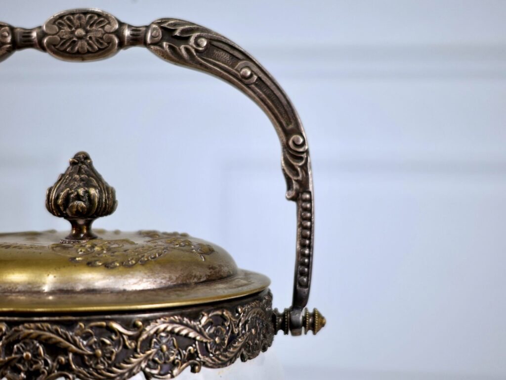 Антикварна бісквітниця