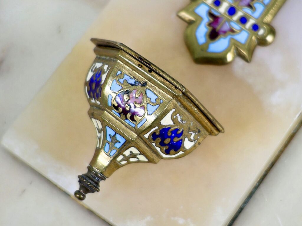 Антикварний хрест з чашею для святої води