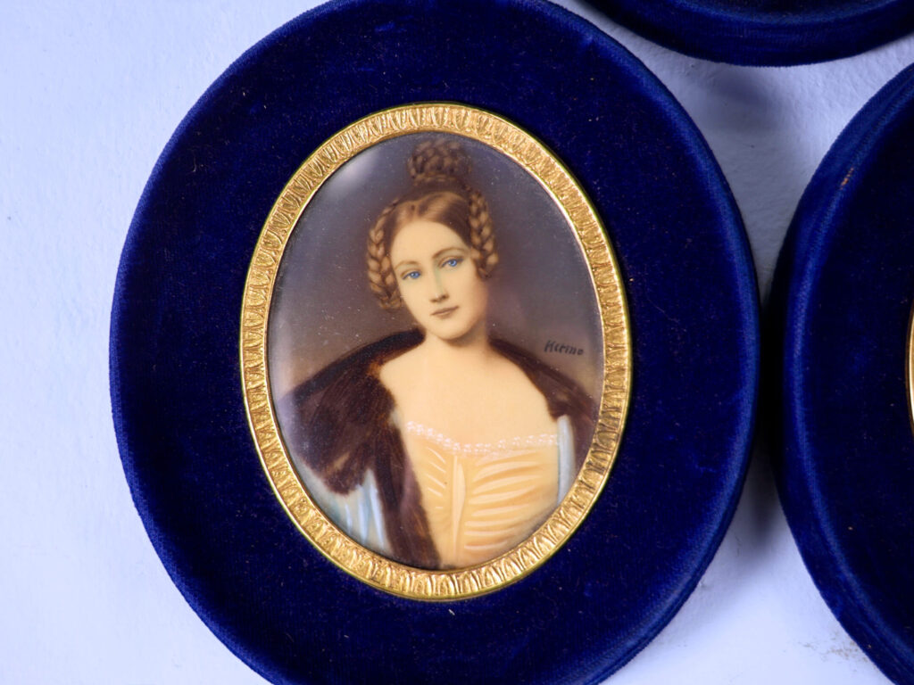 Вінтажні мініатюри «Галерея красунь»