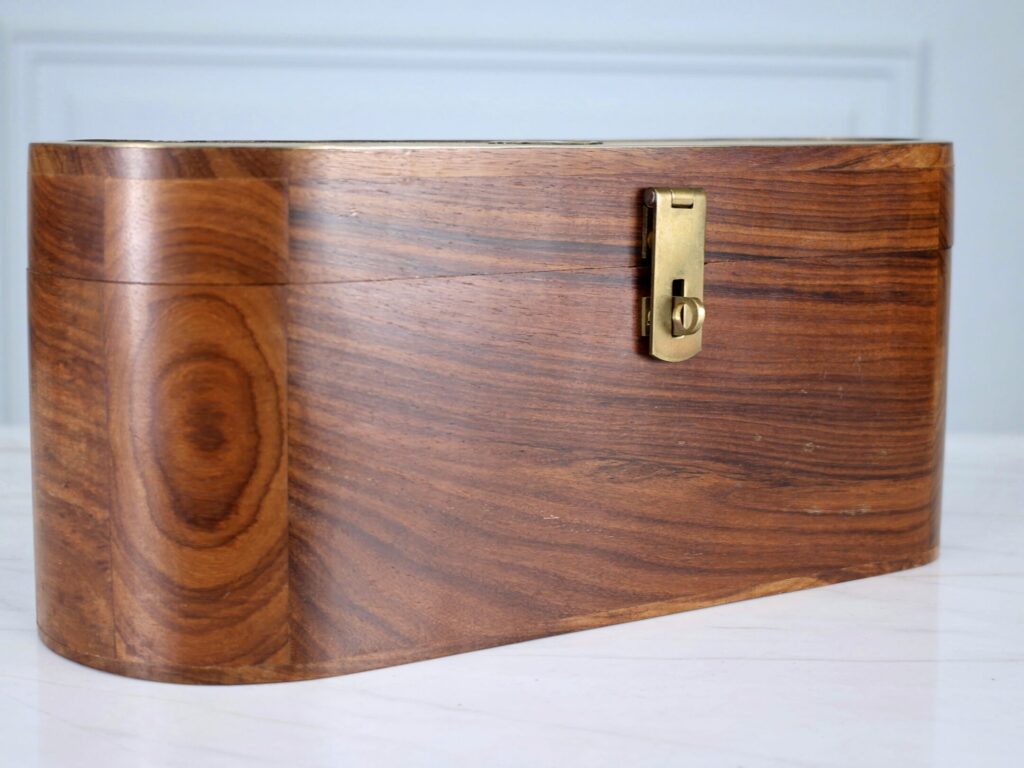Антикварна дерев'яна шкатулка