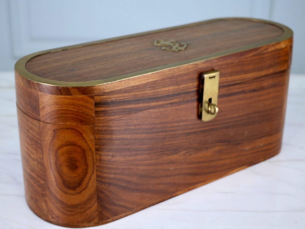 Антикварна дерев'яна шкатулка