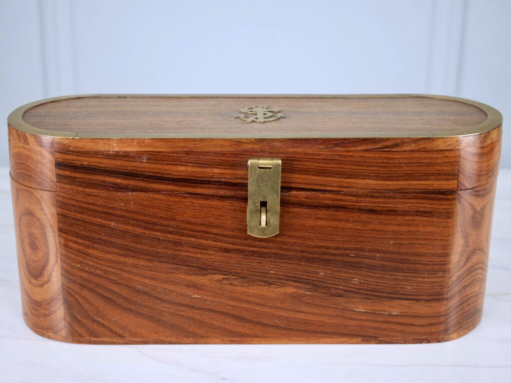 Антикварна дерев'яна шкатулка