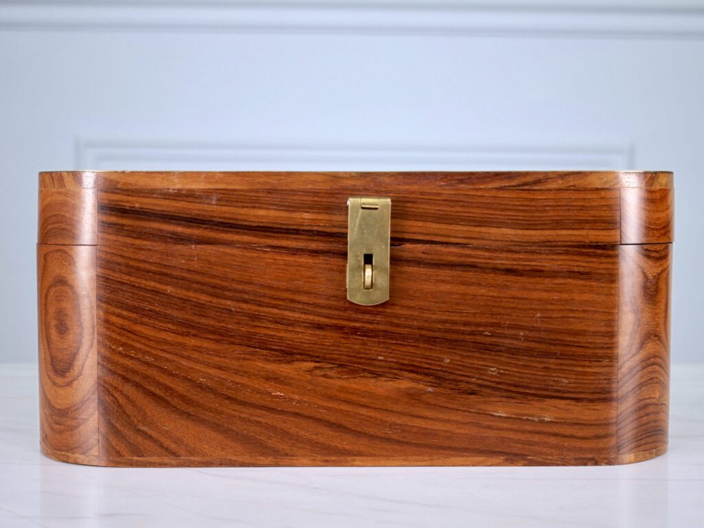 Антикварна дерев'яна шкатулка