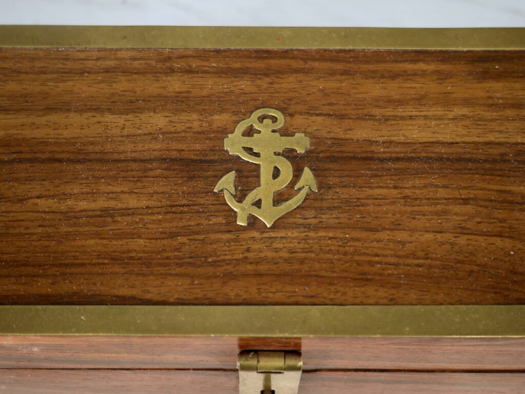 Антикварна дерев'яна шкатулка