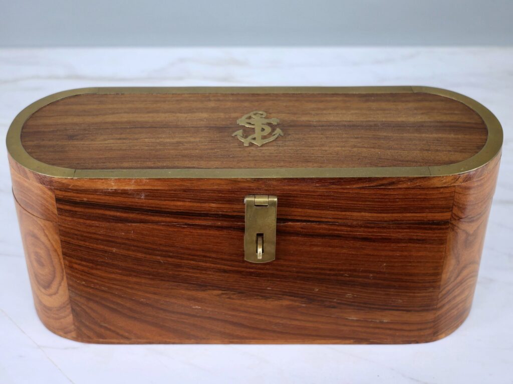 Антикварна дерев'яна шкатулка