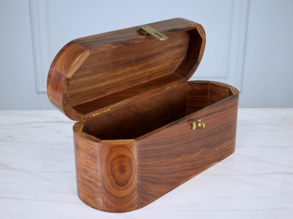 Антикварна дерев'яна шкатулка