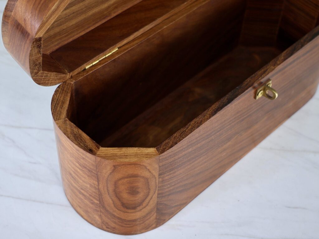 Антикварна дерев'яна шкатулка