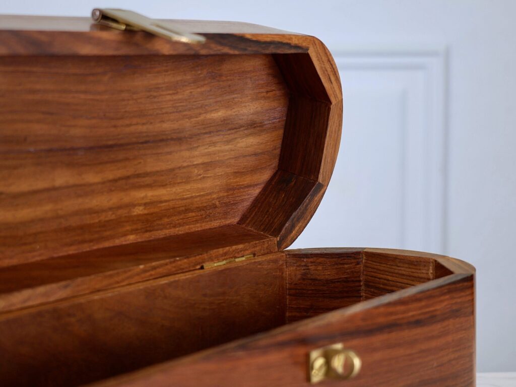 Антикварна дерев'яна шкатулка