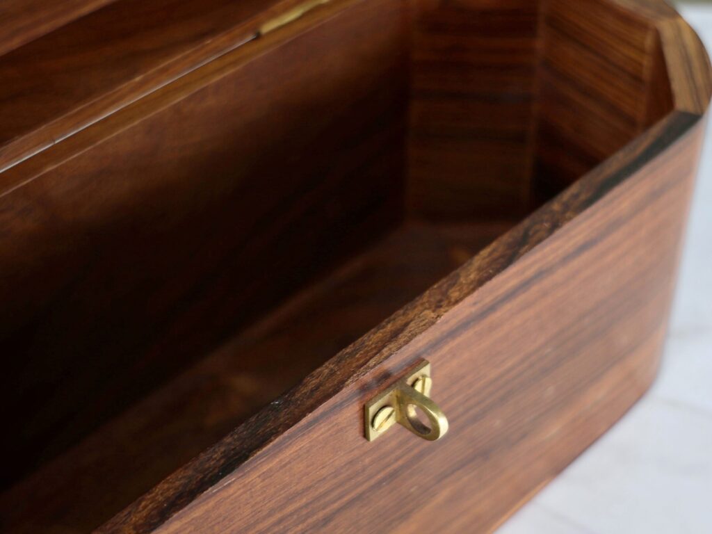 Антикварна дерев'яна шкатулка