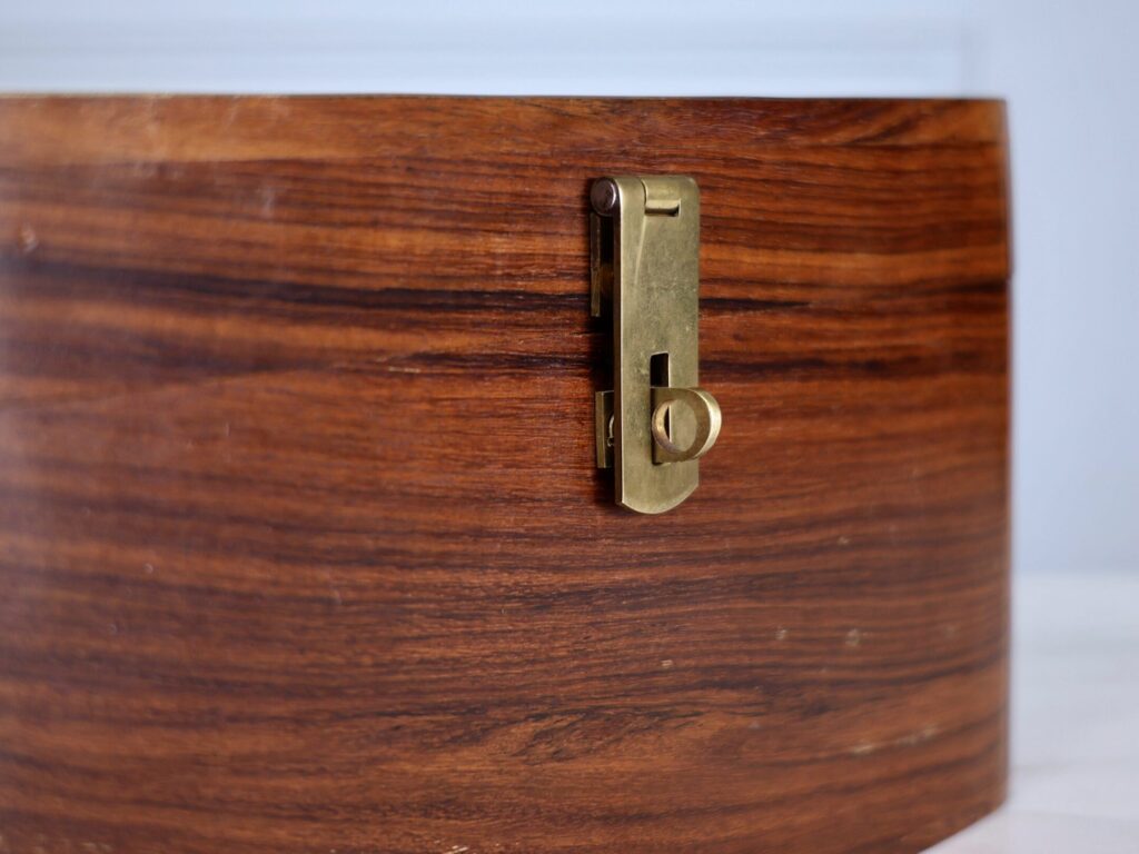 Антикварна дерев'яна шкатулка