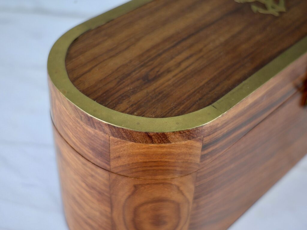 Антикварна дерев'яна шкатулка