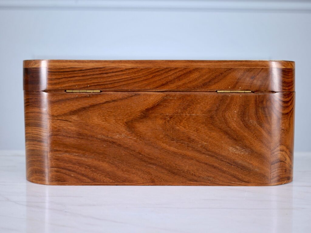 Антикварна дерев'яна шкатулка