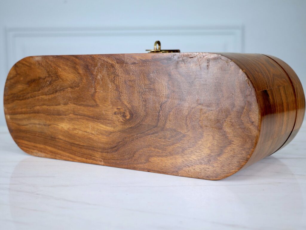 Антикварна дерев'яна шкатулка