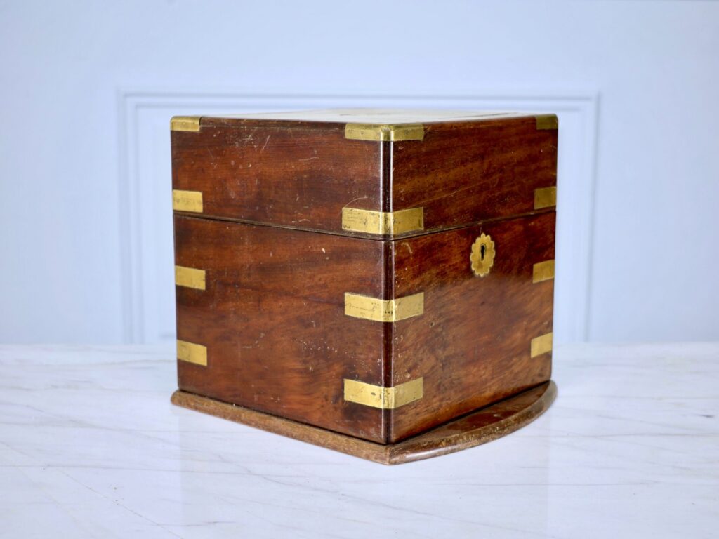 Антикварний дорожній кейс