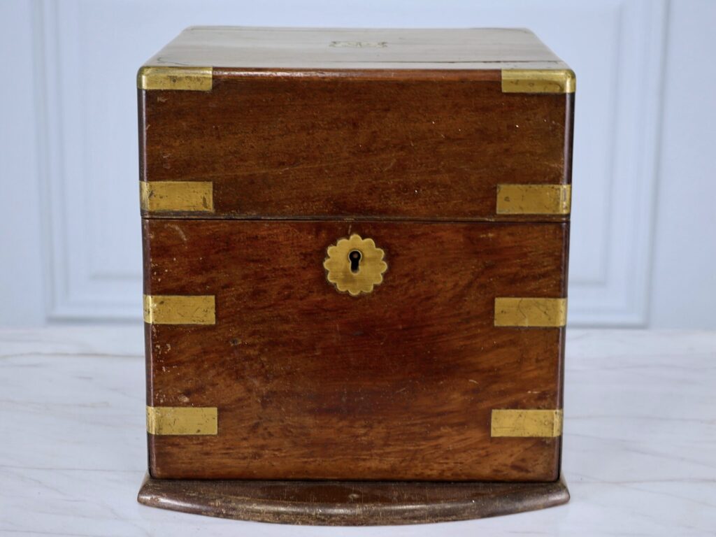 Антикварний дорожній кейс