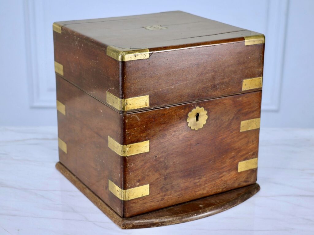 Антикварний дорожній кейс