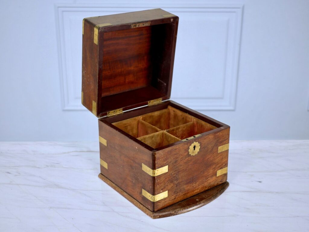 Антикварний дорожній кейс