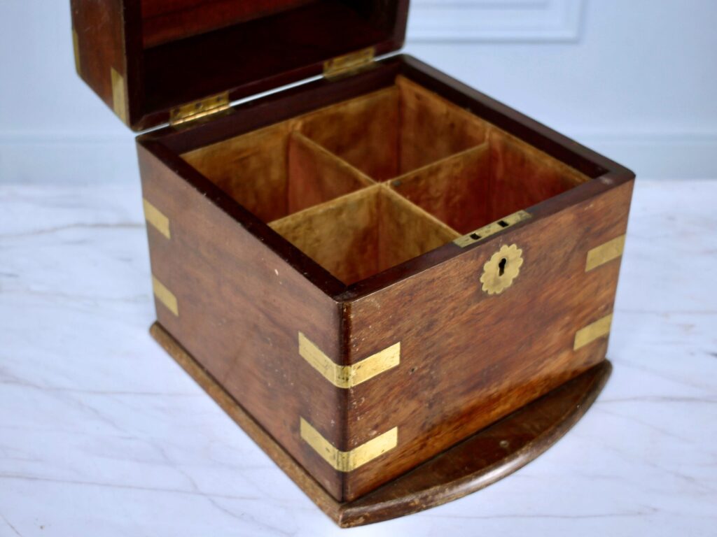 Антикварний дорожній кейс