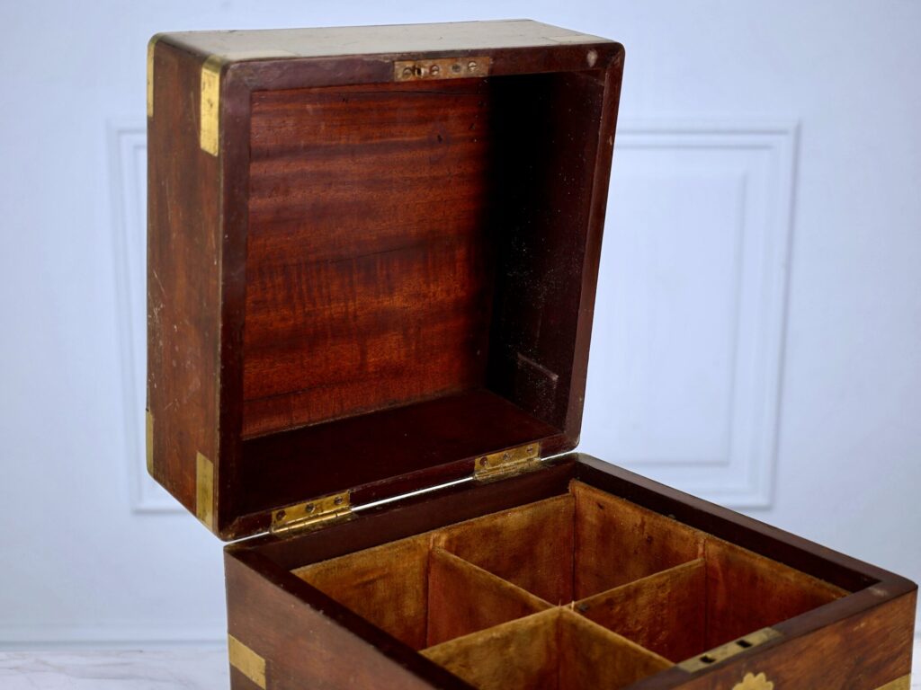 Антикварний дорожній кейс