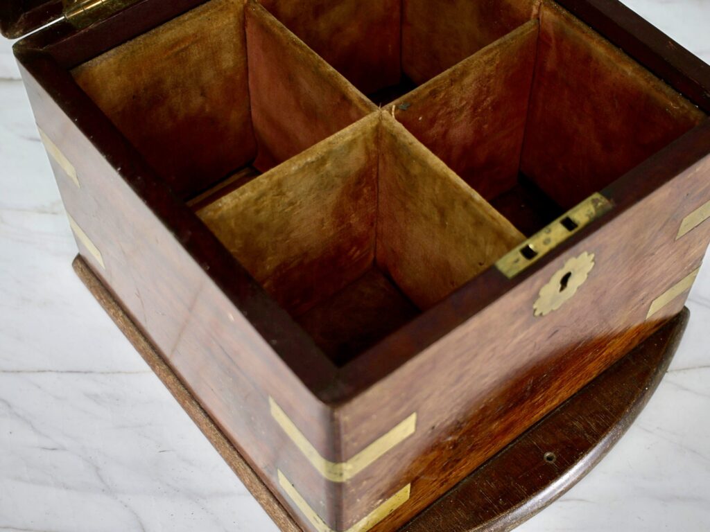 Антикварний дорожній кейс