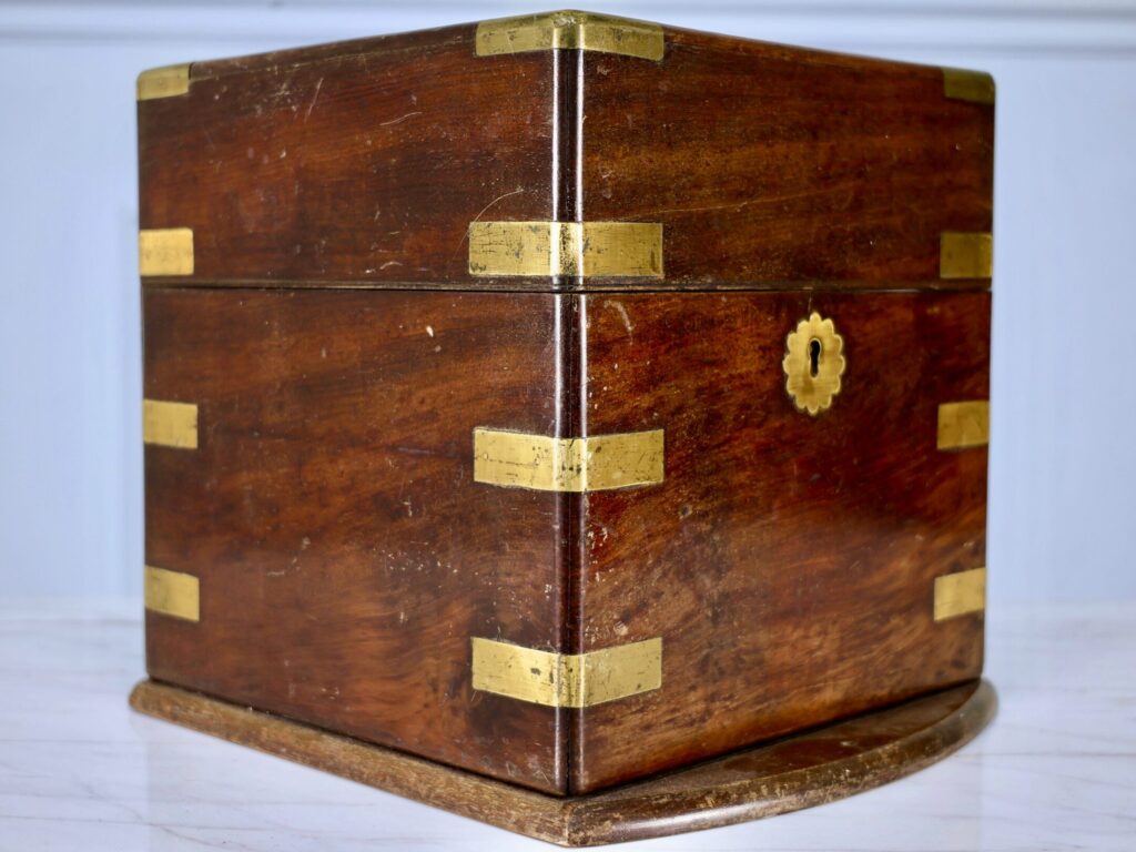 Антикварний дорожній кейс