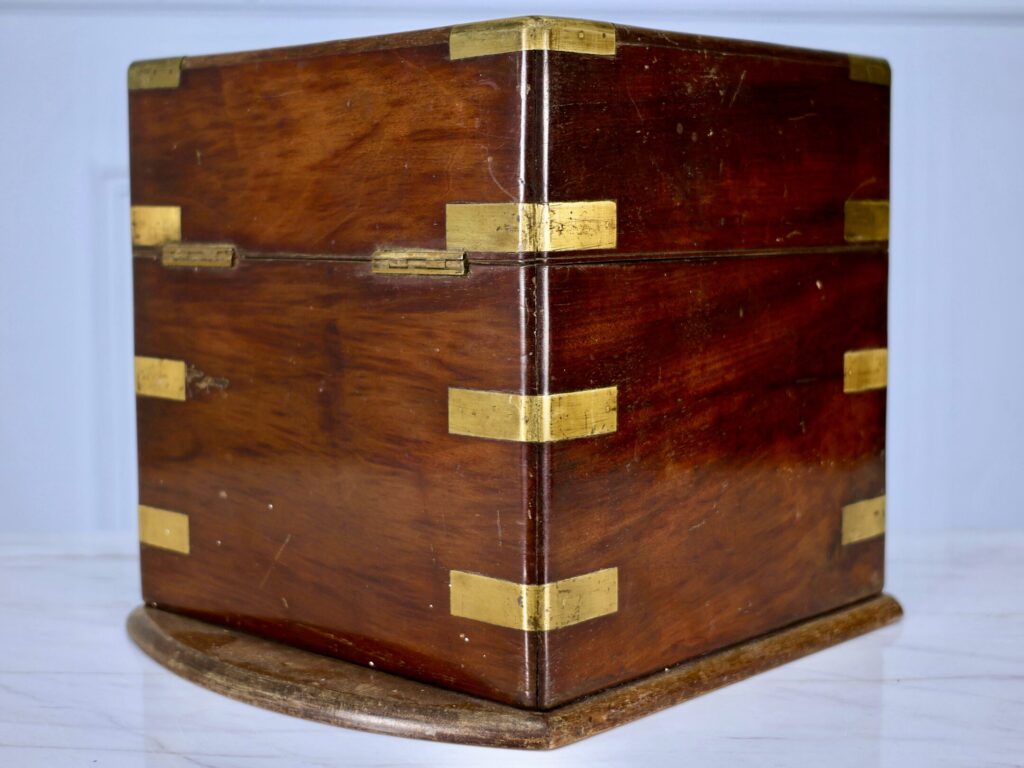 Антикварний дорожній кейс