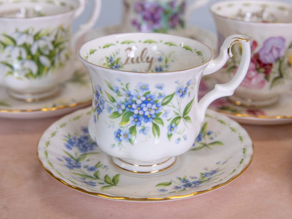 Винтажные чайные пары «Цветочные месяцы», Royal Albert