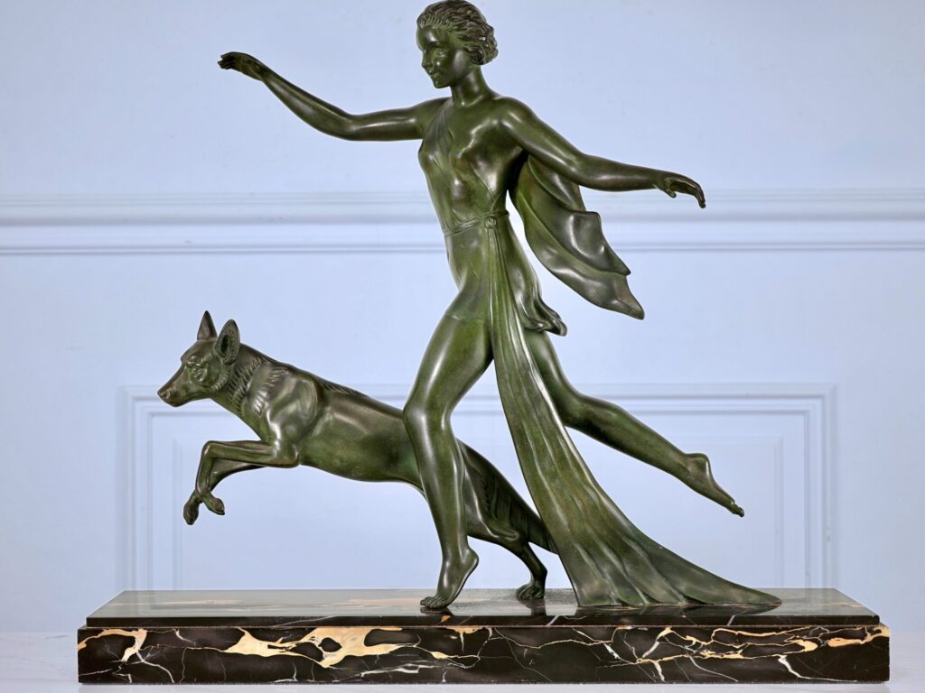 Скульптура «Женщина с гончей», А. Делатур (A. Delatour)