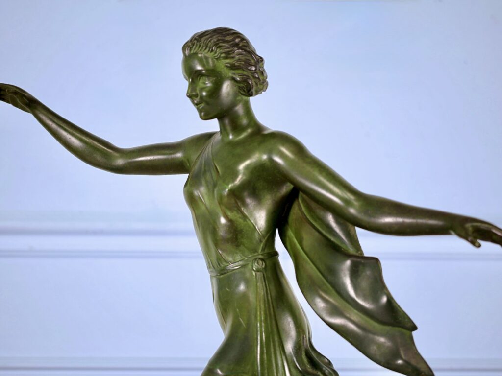 Скульптура «Женщина с гончей», А. Делатур (A. Delatour)