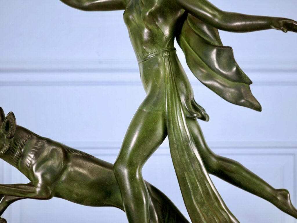 Скульптура «Женщина с гончей», А. Делатур (A. Delatour)