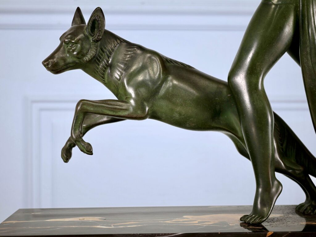 Скульптура «Женщина с гончей», А. Делатур (A. Delatour)