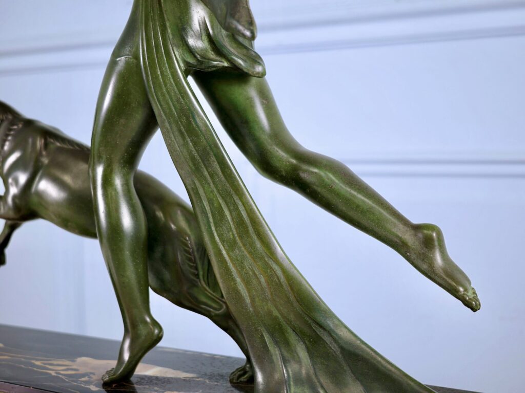 Скульптура «Женщина с гончей», А. Делатур (A. Delatour)