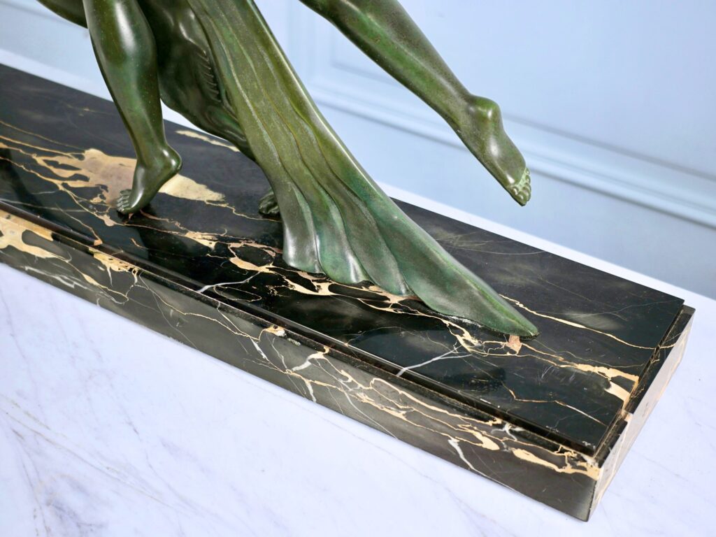 Скульптура «Женщина с гончей», А. Делатур (A. Delatour)