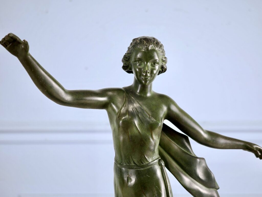 Скульптура «Женщина с гончей», А. Делатур (A. Delatour)