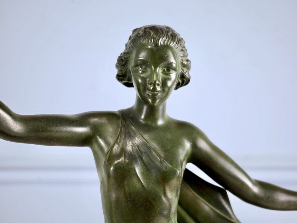 Скульптура «Женщина с гончей», А. Делатур (A. Delatour)