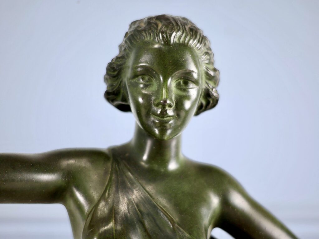 Скульптура «Женщина с гончей», А. Делатур (A. Delatour)