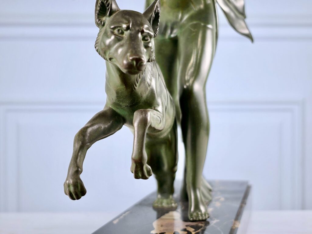 Скульптура «Женщина с гончей», А. Делатур (A. Delatour)