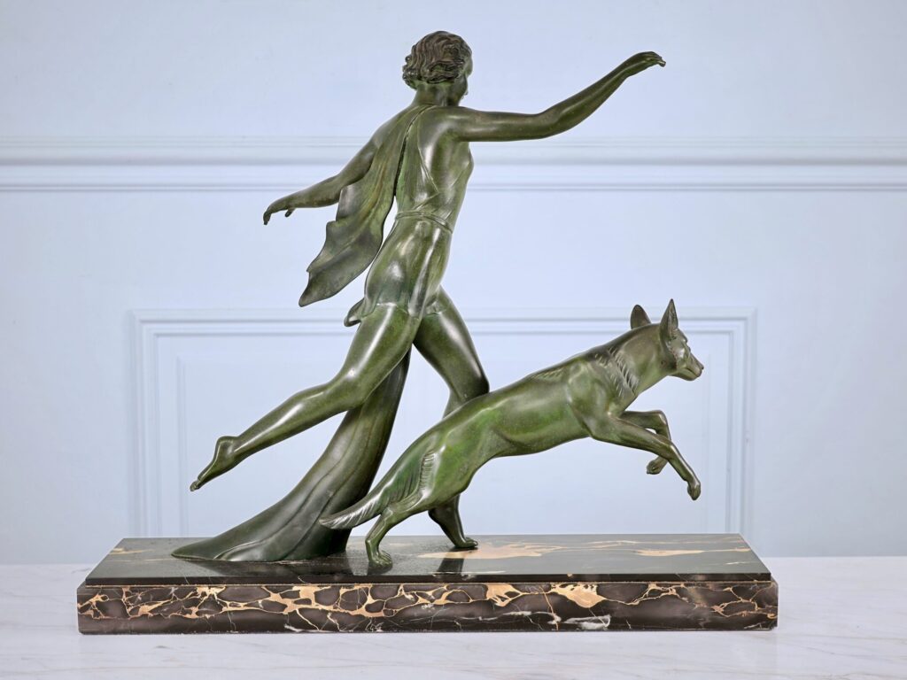 Скульптура «Женщина с гончей», А. Делатур (A. Delatour)