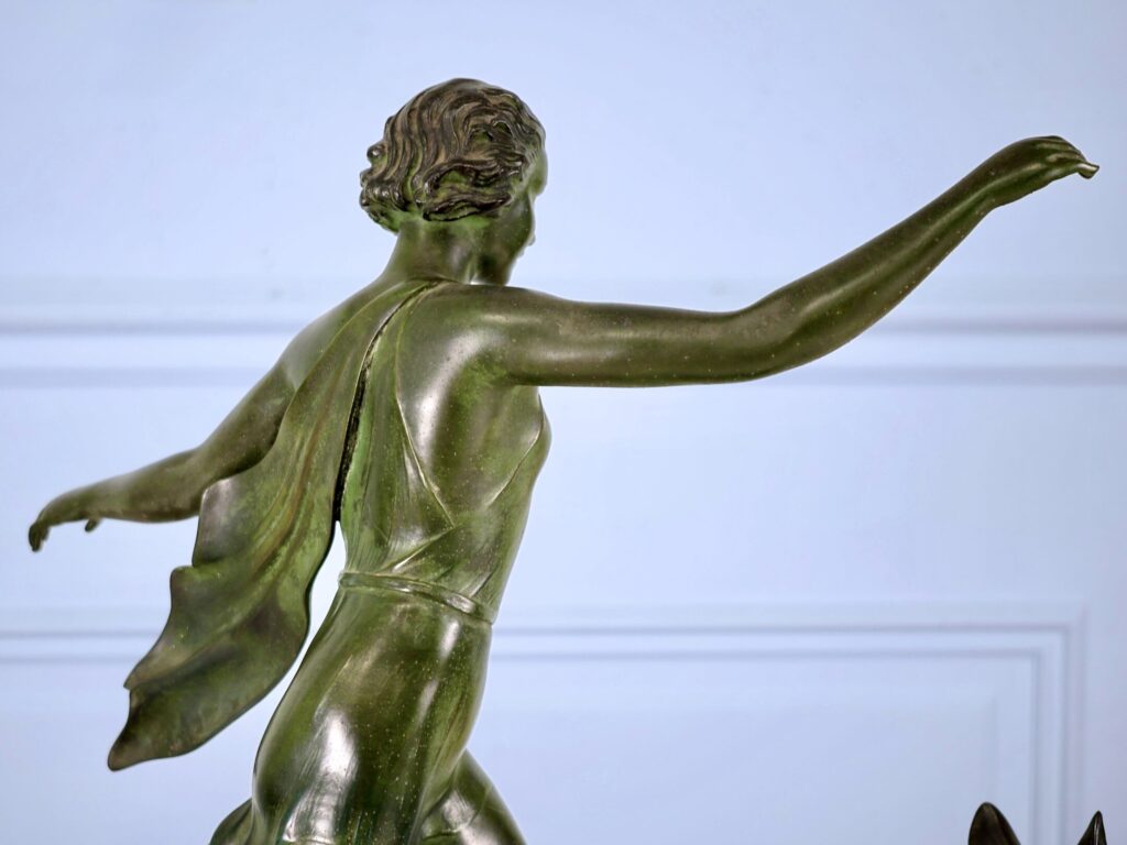 Скульптура «Женщина с гончей», А. Делатур (A. Delatour)
