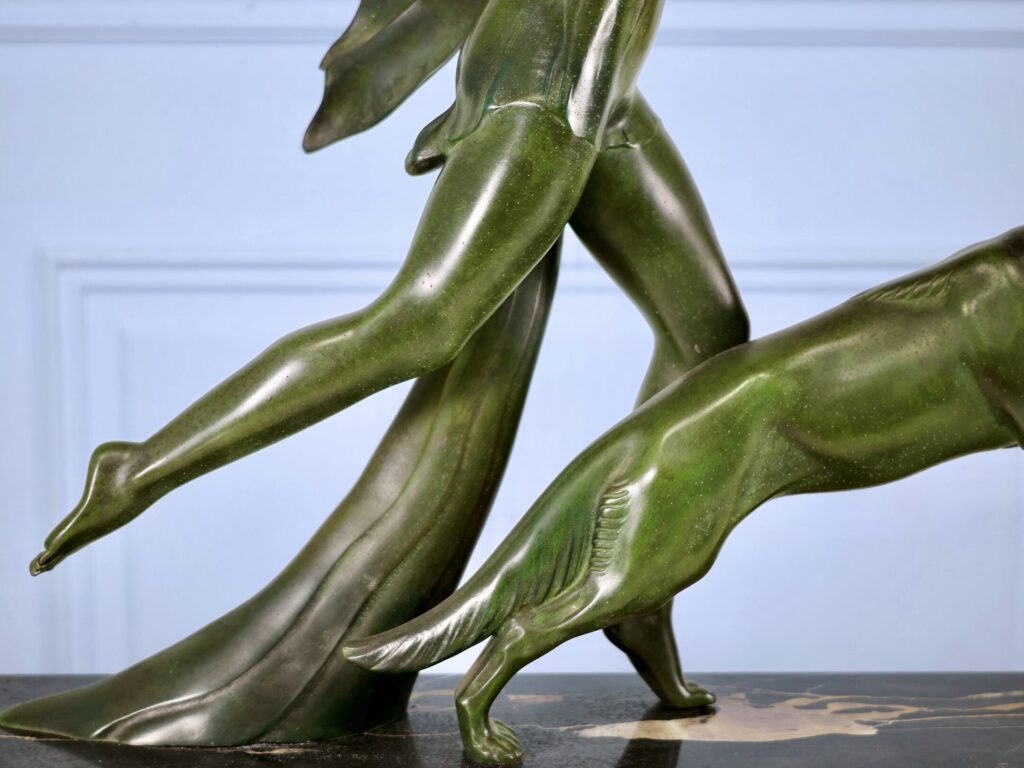 Скульптура «Женщина с гончей», А. Делатур (A. Delatour)