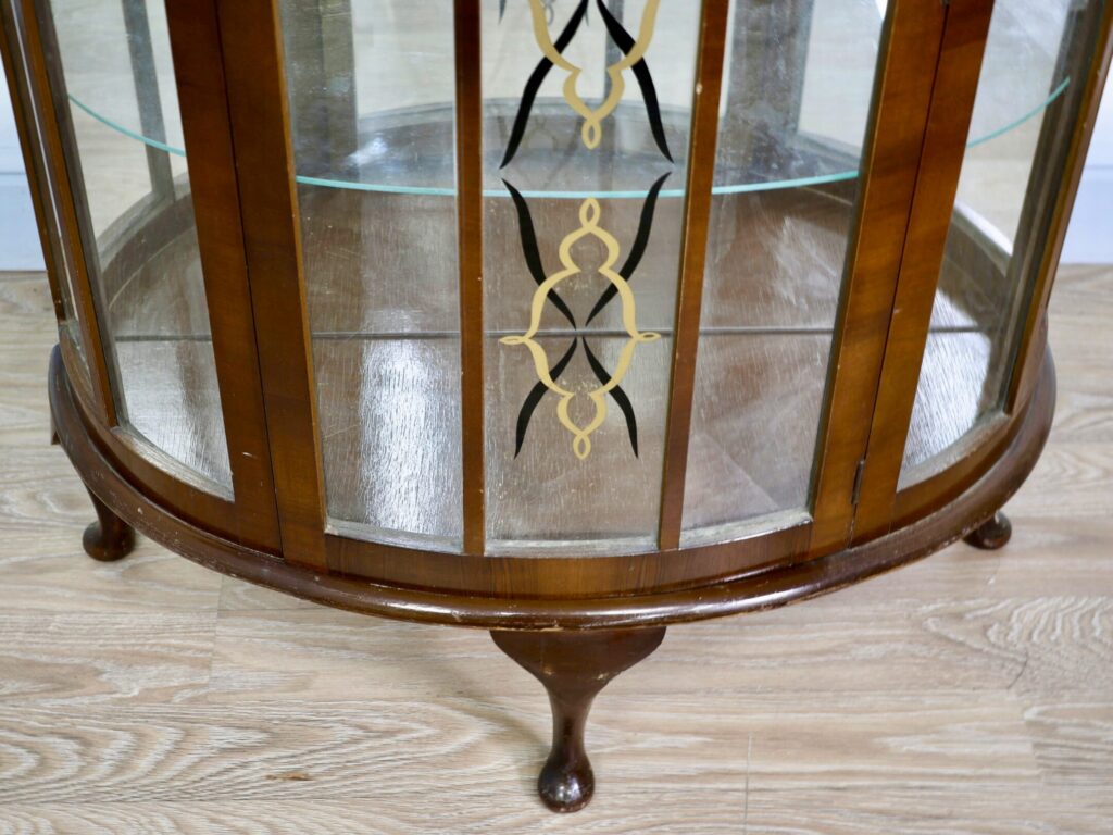 Антикварная витрина в стиле Ар-деко