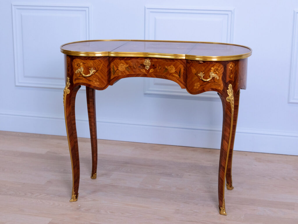 Винтажный туалетный столик в стиле Людовика XV
