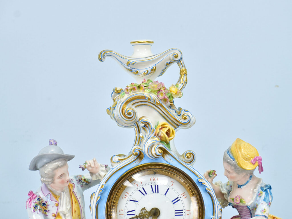 Антикварний камінний годинник в стилі Meissen