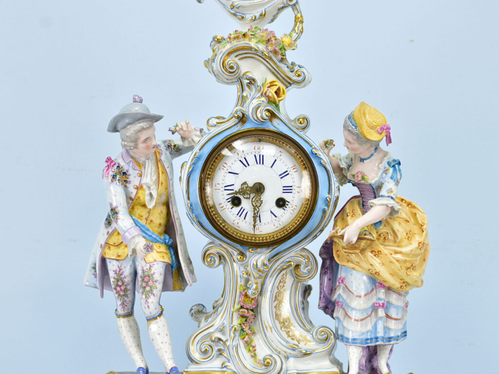 Антикварний камінний годинник в стилі Meissen