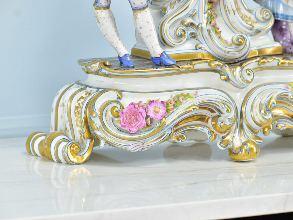Антикварний камінний годинник в стилі Meissen