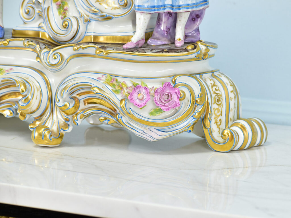 Антикварний камінний годинник в стилі Meissen