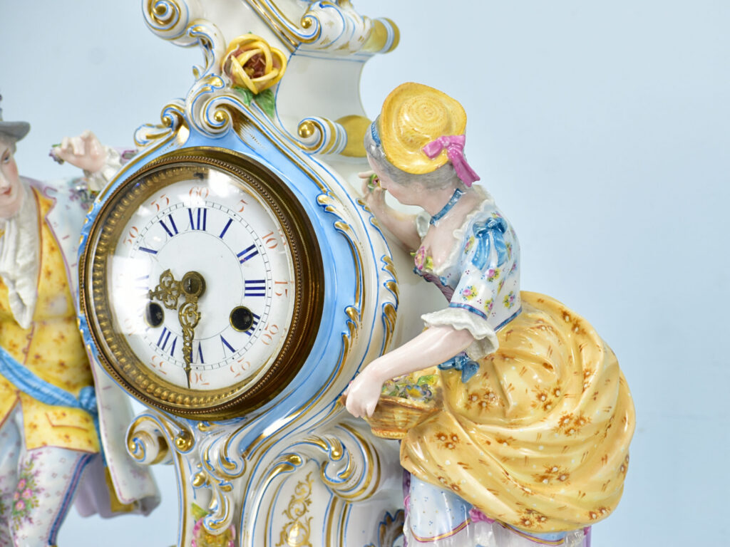 Антикварний камінний годинник в стилі Meissen