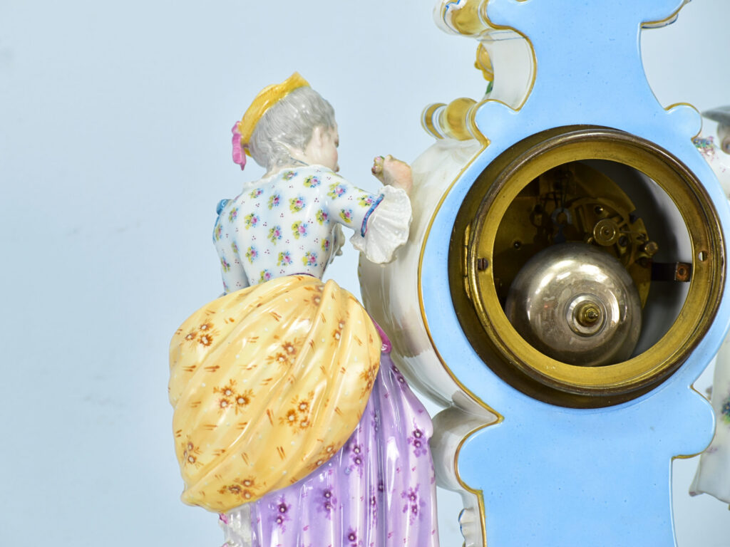 Антикварний камінний годинник в стилі Meissen