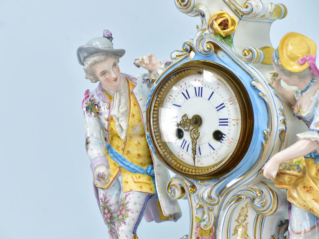 Антикварний камінний годинник в стилі Meissen